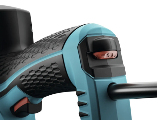 Detailní záběr zahradního nářadí s rukojetí a spínačem