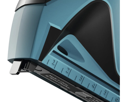 Detailní pohled na sešívačku s měřítkem