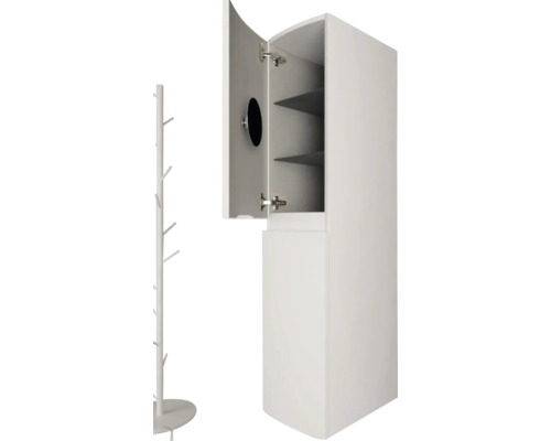 Vysoká skříňka s otevřenými dvířky a úložnými policemi