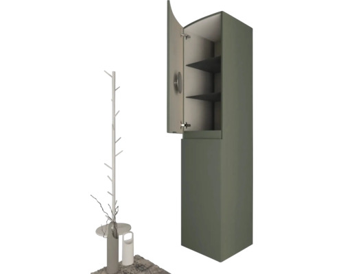 Vysoká skříň s otevřenými dveřmi a policemi vedle věšáku na kabáty