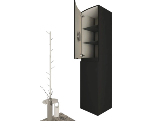 Scéna s vysokou skříní s policemi a věšákem na kabáty