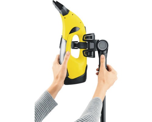 Aku stěrka na okna s tyčí v rukou