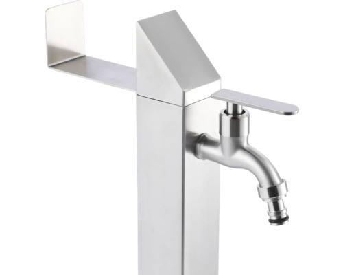 Zahradní výtokový sloup z kovu s vodovodním kohoutkem a policí