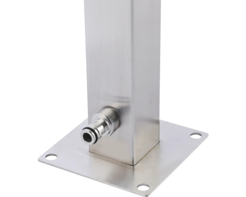 Detail nerezové zahradní sprchy s vodovodním kohoutkem