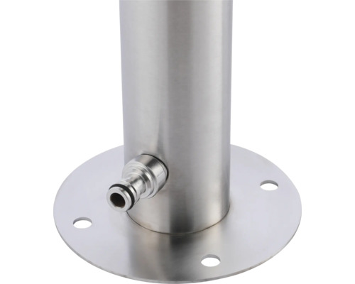 Detail nerezové zahradní sprchy s přípojkou pro zahradní hadici