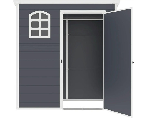 Zahradní domek s otevřenými dveřmi a oknem