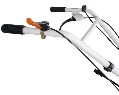 Detail záběru na rukojeti kultivátoru