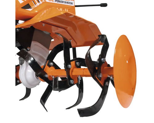 Detail zahradní motyky s rotujícími noži