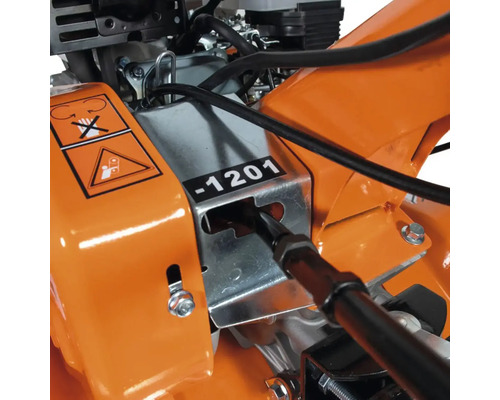 Detailní záběr motorového kultivátoru s varováním pro bezpečný provoz.