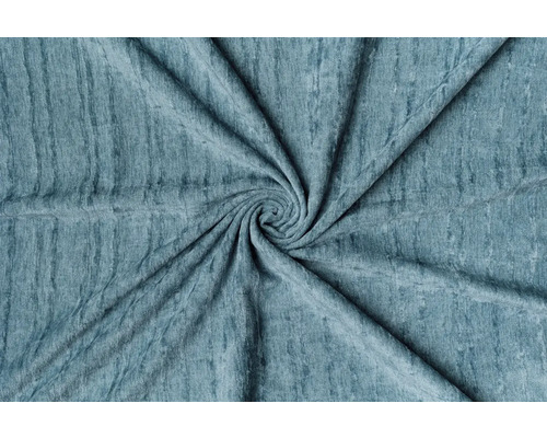 Detail látky s vertikálními liniemi a lehkým spirálovitým tvarem.