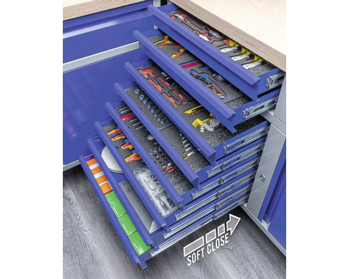 Dílenský vozík se zásuvkami plnými nářadí v pěnových vložkách