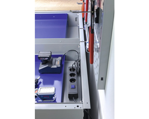 Pracovní stůl s prodlužovacím kabelem a nářadím