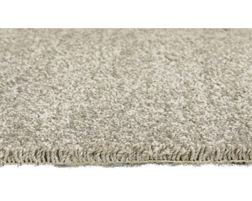 Detail béžového koberce s vysokým vlasem