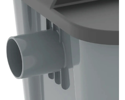 Detailní pohled na šedou nádrž na odpadní vodu s připojovacím hrdlem