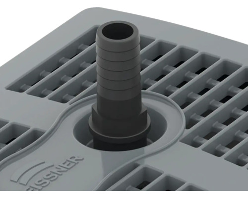 Pohled shora na plastovou odtokovou mřížku s hadicovou přípojkou