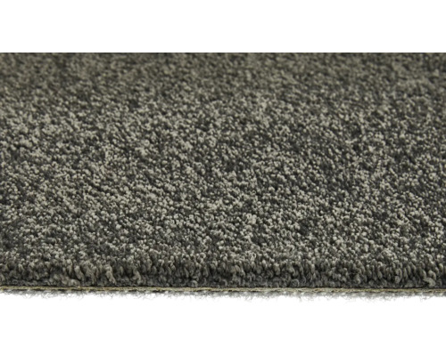 Detail šedého koberce.