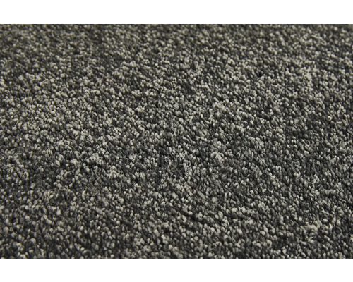 Detail šedého koberce s krátkým vlasem.