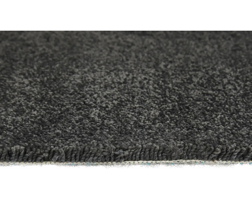 Detailní pohled na šedý koberec