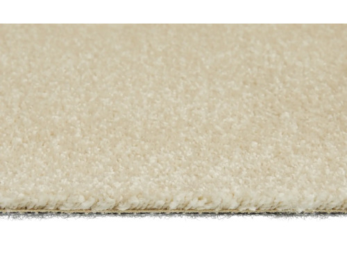 Detailní pohled na béžový koberec