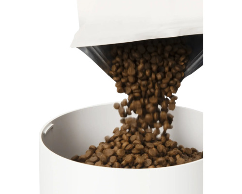 Krmivo pro zvířata se plní do krmného automatu