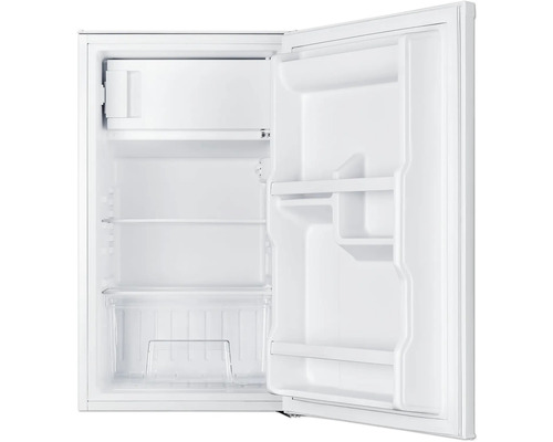 Otevřená bílá chladnička s policemi