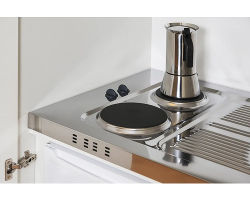 Kompaktní kuchyňská linka s varnou deskou, dřezem a kávovarem na espresso