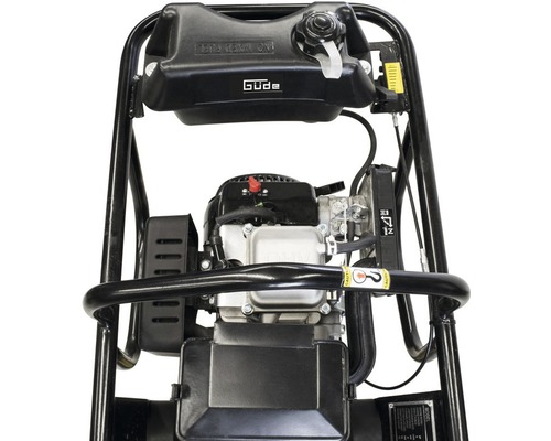 Detailní pohled na vibrační desku s logem Güde.