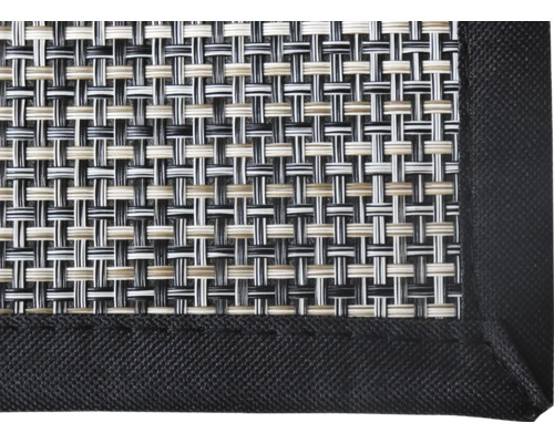 Detailní pohled na prostírání s pleteným vzorem a černým okrajem