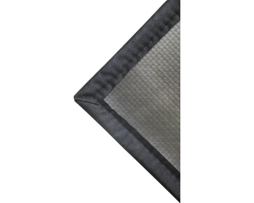 Detailní pohled na tkanou plachtu se zesíleným okrajem