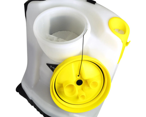 Detailní pohled na postřikovač na ochranu rostlin s plnicí nálevkou a otevřeným víkem nádrže