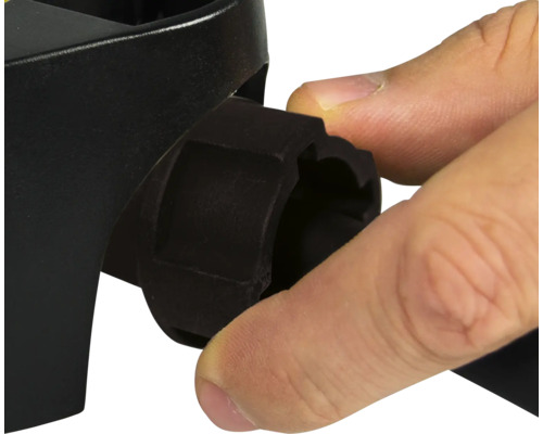 Detailní záběr osoby upevňující součást na jinou součást