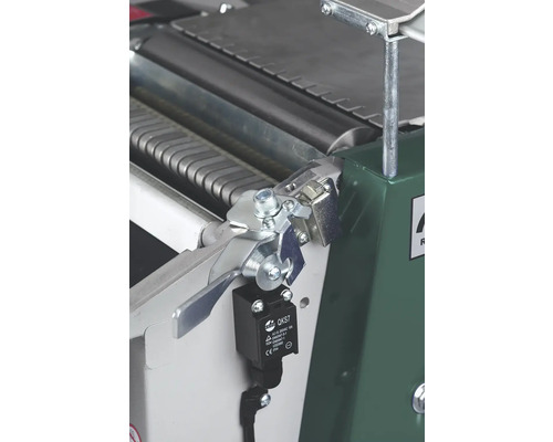 Detailní pohled na hoblík s mechanickými a elektrickými součástmi