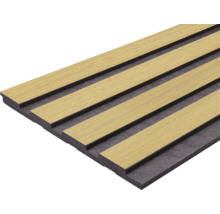 Akustický panel s dřevěnými lamelami na plstěném podkladu