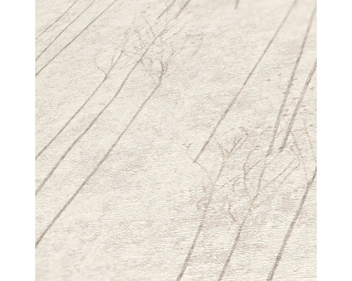 Detail tapety s motivem stromů a vzhledem dřeva.