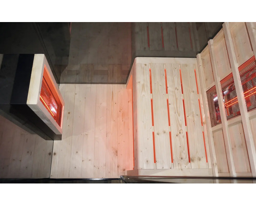 Vnitřní pohled na saunu s dřevěnými stěnami a infračerveným zářičem