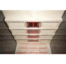 Pohled do krovu s dřevěnou konstrukcí a ventilačními mřížkami.