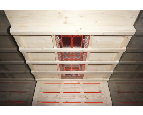 Pohled do krovu s dřevěnou konstrukcí a ventilačními mřížkami.