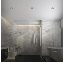 Moderní koupelna s mramorovými stěnami, sprchou, vanou, umyvadlem a stropními světly