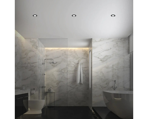 Moderní koupelna s mramorovými stěnami, sprchou, vanou, umyvadlem a stropními světly