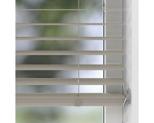 Vodorovná dřevěná žaluzie na okno