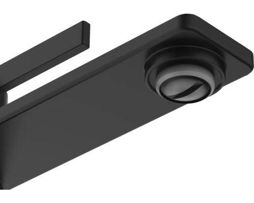 Detailní záběr černé vodovodní baterie