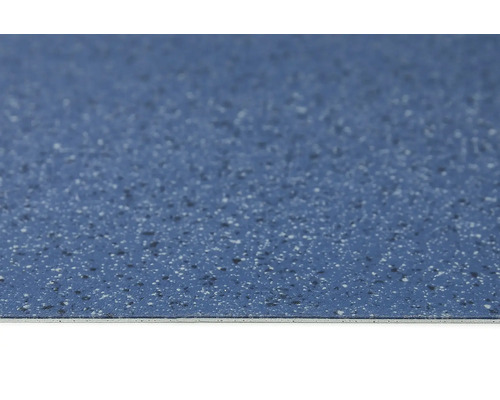 Detail modré PVC podlahy se skvrnitým vzorem