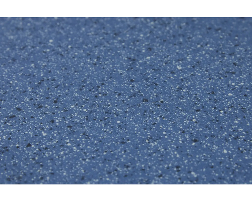 Modrá podlahová krytina se skvrnitým vzorem.