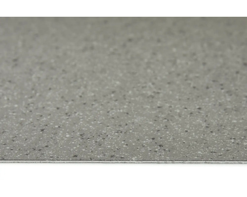 Šedá podlahová dlaždice se skvrnitým povrchem