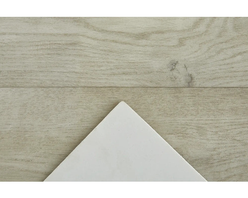 Detailní záběr dlaždice na dřevěné podlaze