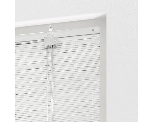 Detail bambusové žaluzie s ovládacími šňůrami