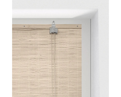 Bambusová roleta s ovládacím mechanismem v okenním rámu