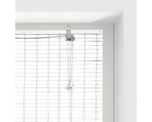 Detail bambusové okenní dekorace s tahací šňůrou