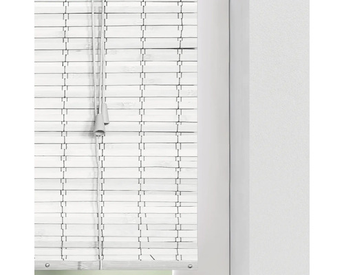 Bílá bambusová žaluzie v okně