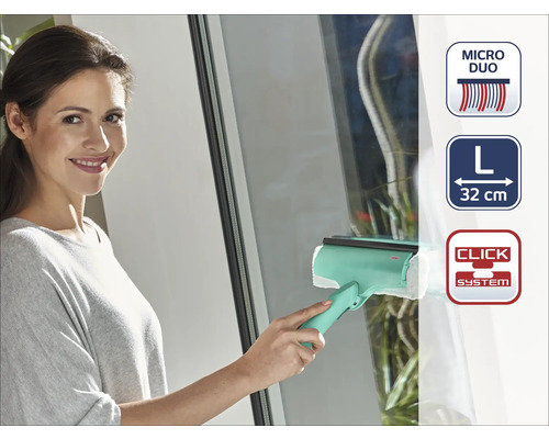 Žena myje okna pomocí stěrky na okna Micro Duo, velikost L, 32 cm, Click System